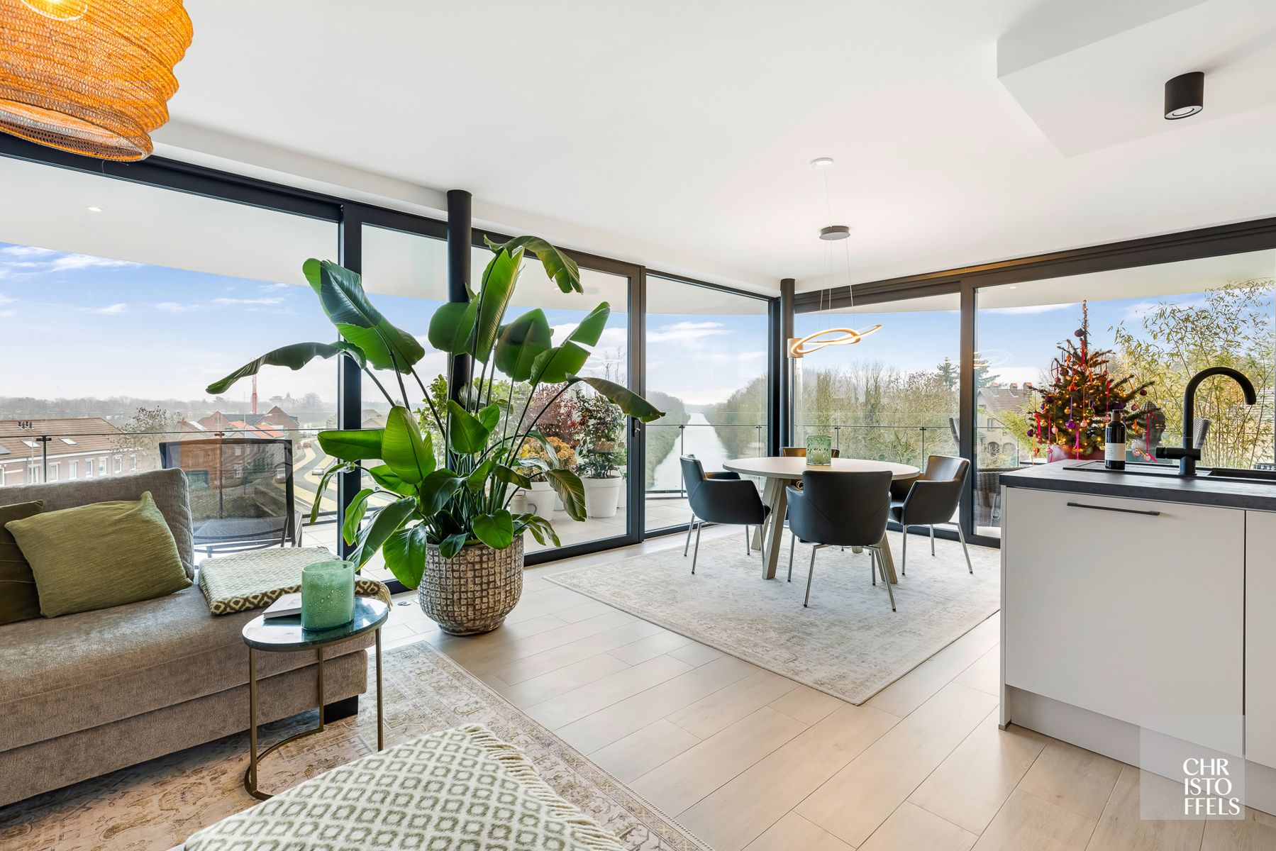 TE HUUR - Luxueus 2-slaapkamerappartement met uitzonderlijk zicht op water! foto {{pictureIndex}}