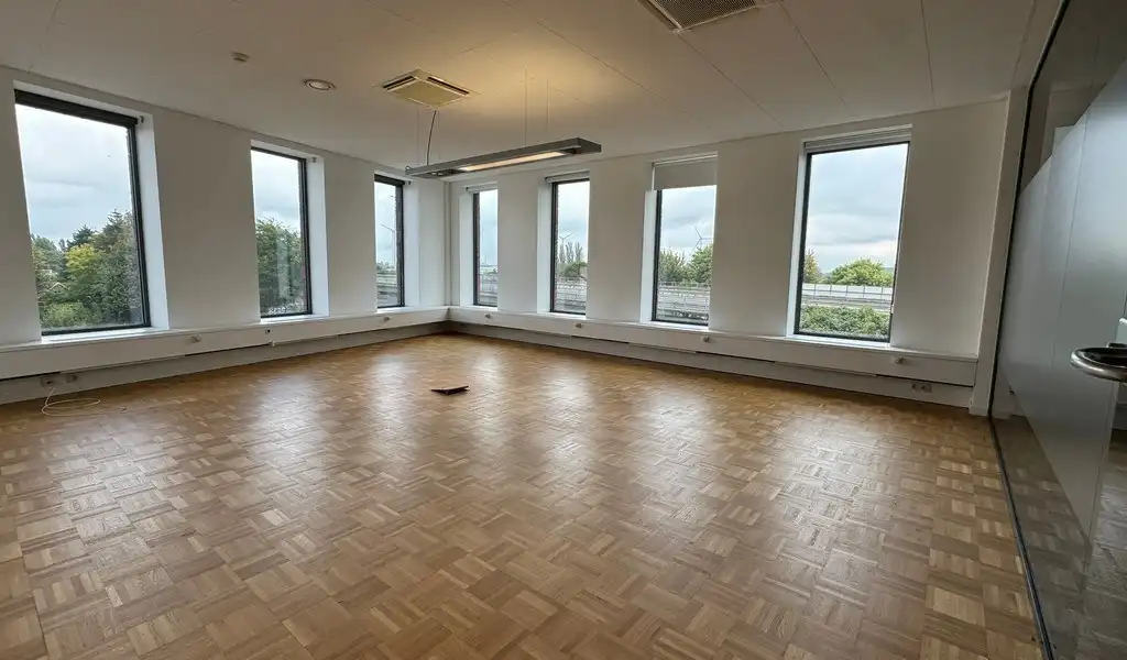 Ingedeelde kantoorruimte te huur vlakbij afrit E17 in Zele foto 5