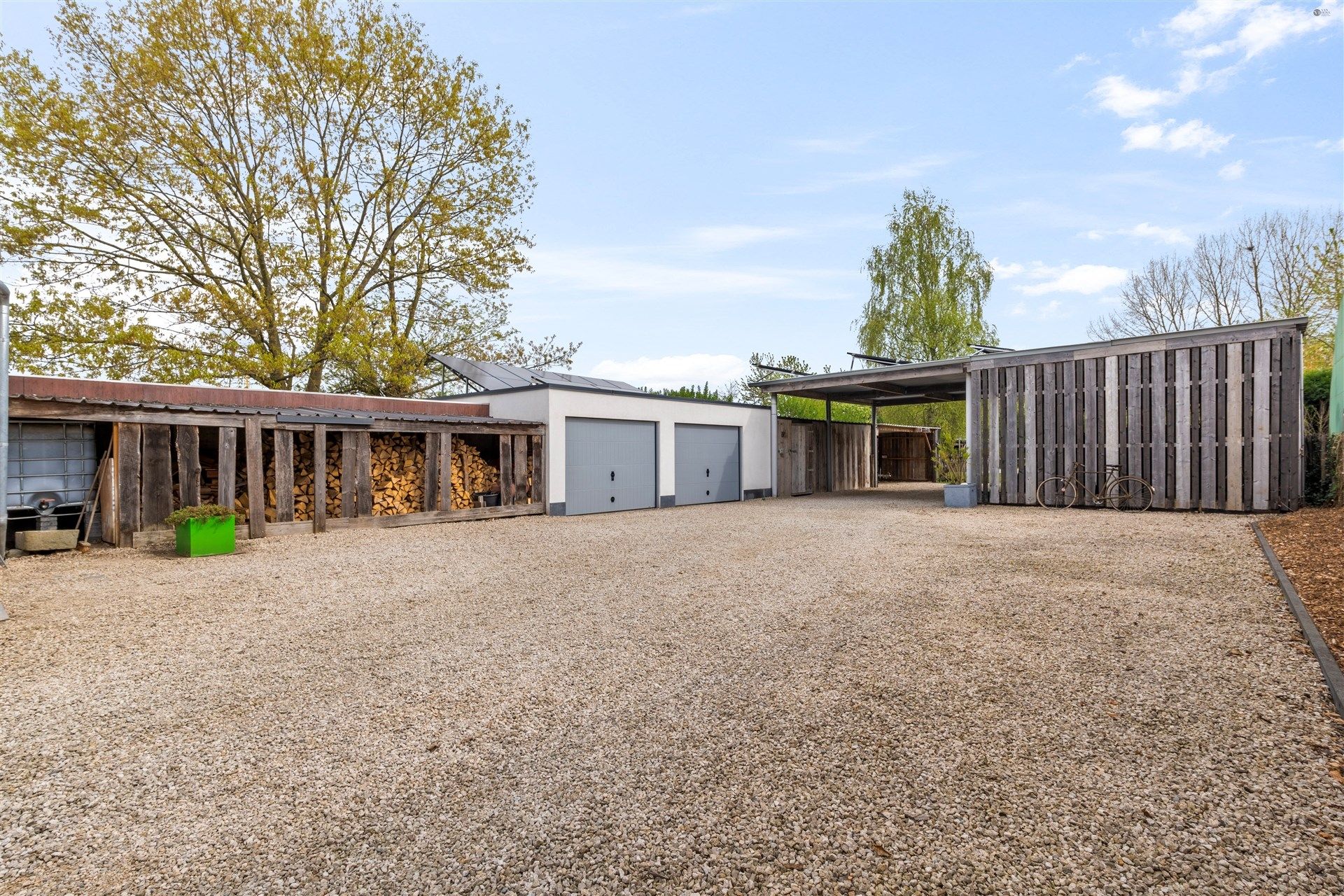 Indrukwekkende woning op een ruim perceel van 2208 m². foto 24