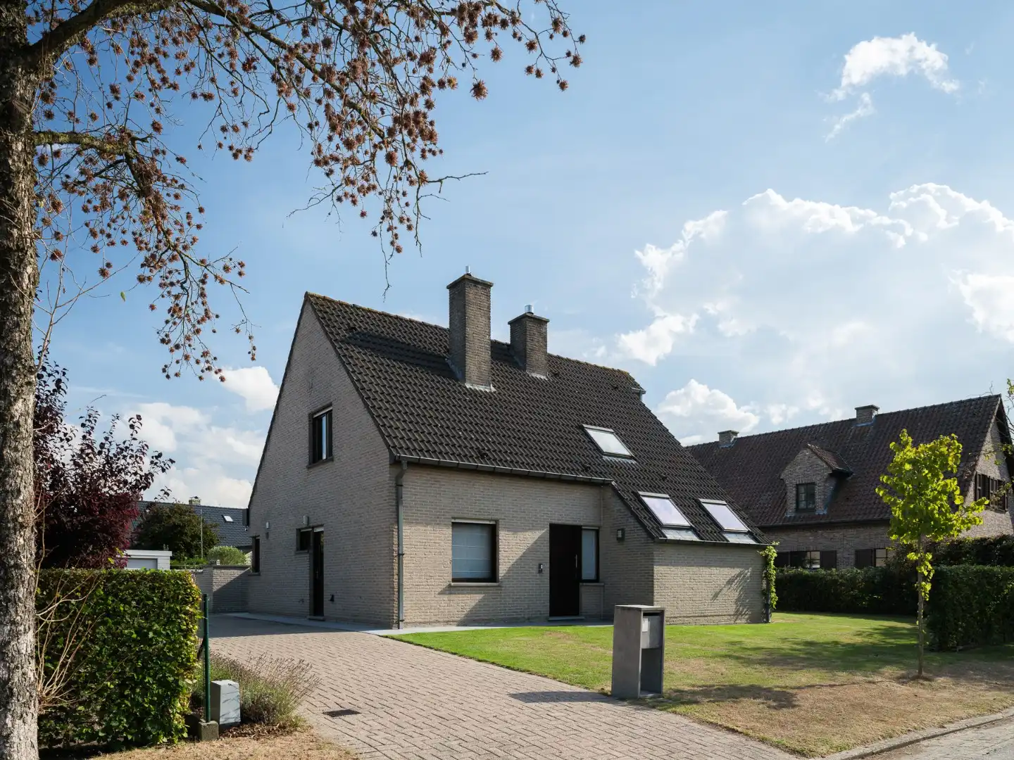 Instapklare villa met 4 slaapkamers en zonnige tuin in Drongen foto {{pictureIndex}}