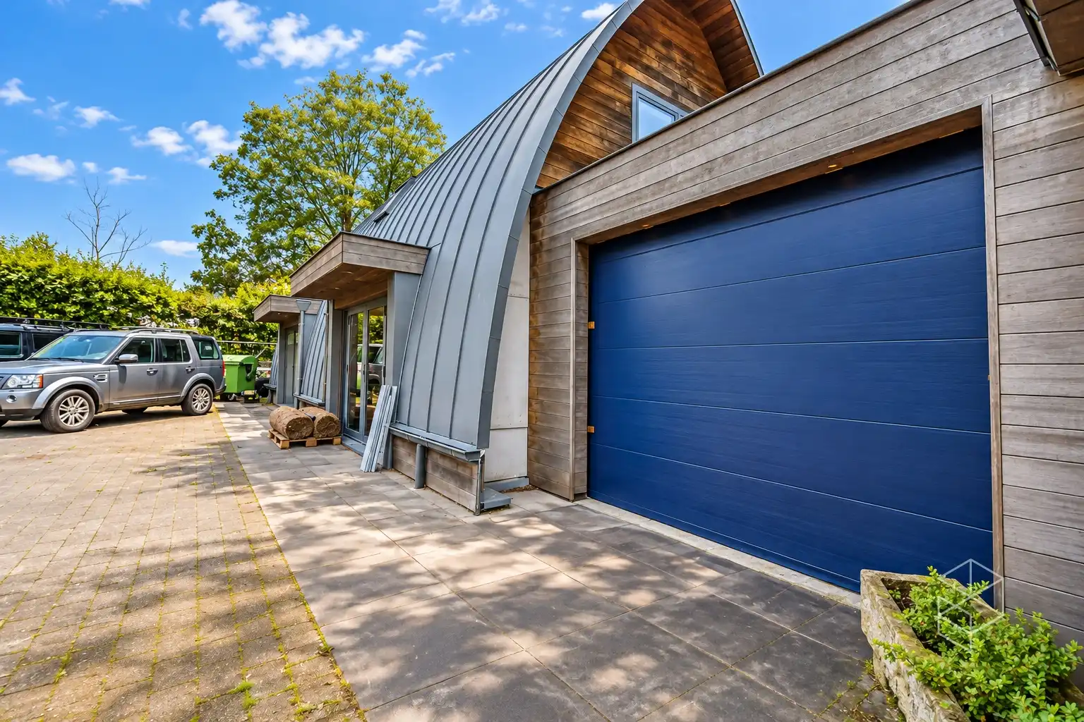Karaktervolle woning in loftstijl met ruime loods op circa 1117 m² in Assebroek foto 5
