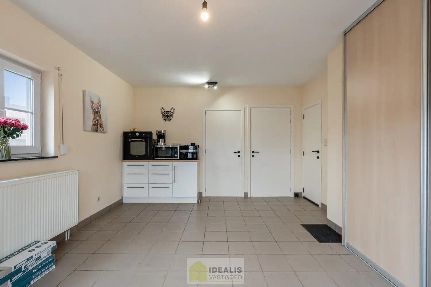 IDEALIS VASTGOED – ZEER RUIME EENGEZINSWONING MET EEN KNAPPE LEEFRUIMTE MET AANSLUITEND OPEN MODERNE KEUKEN, MOMENTEEL 3 SLAAPKAMERS MAAR MOGELIJKHEID TOT 4 SLAAPKAMERS, 2 BADKAMERS, ONDERKELDERD EN VOLLEDIG AANGELEGD MET EEN KNAPPE TUIN EN HEERLIJK OVERDEKT TERRAS OP EEN PERCEEL VAN 5A 63CA! Deze ruime gezinswoning omvat +- 215m² netto bewoonbare oppervlakte met een aangename woonkamer bestaande uit zit-en eetgedeelte, een open moderne keuken, 3 slaapkamers maar mogelijkheid tot 4 slaapkamers en 2 badkamers. Een unieke kans voor kandidaten op zoek naar een ééngezinswoning voorzien van alle faciliteiten en comfort op een fijne locatie in een residentiële wijk tussen de centra van Oudsbergen, Bocholt, Bree en Peer! De huidige eigenaars hebben de woning in 2023 grondig gerenoveerd en o.a. voorzien van vloerverwarming, een warmtepompboiler en 2 lucht-luchtsystemen om te koelen en warmen!! foto 28