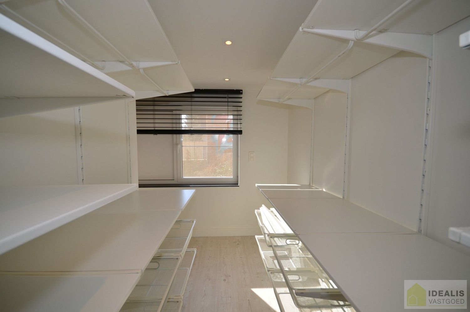 IDEALIS VASTGOED  - Luxueus, zeer hoogwaardig afgewerkt , instapklaar gelijkvloers appartement  in het midden van het centrum van Neerpelt op wandelafstand van horeca, shopping en openbaar vervoer! foto 10