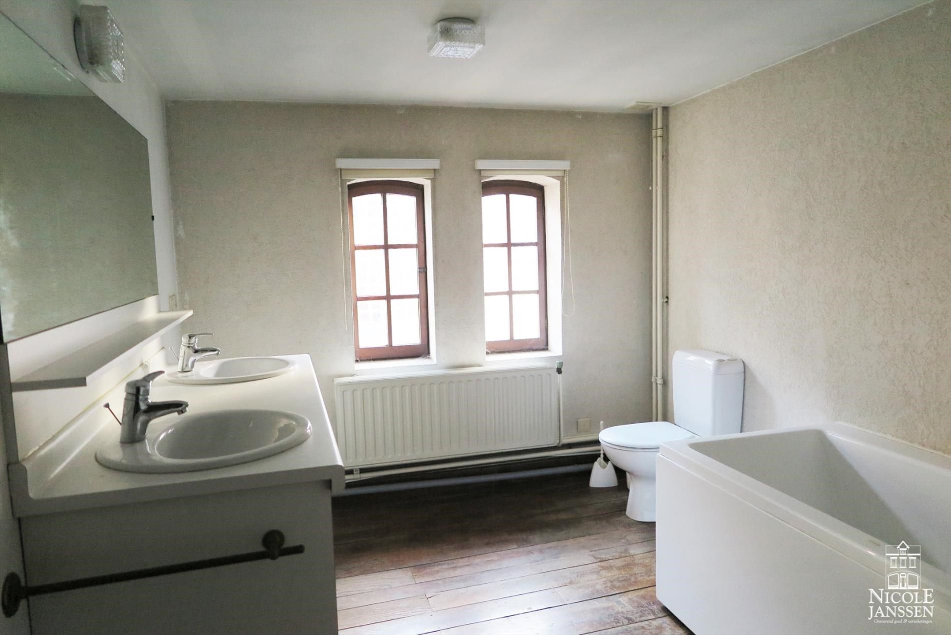 Gerenoveerde, authentieke stadsboerderij met tuin in het hartje van Maaseik foto 24
