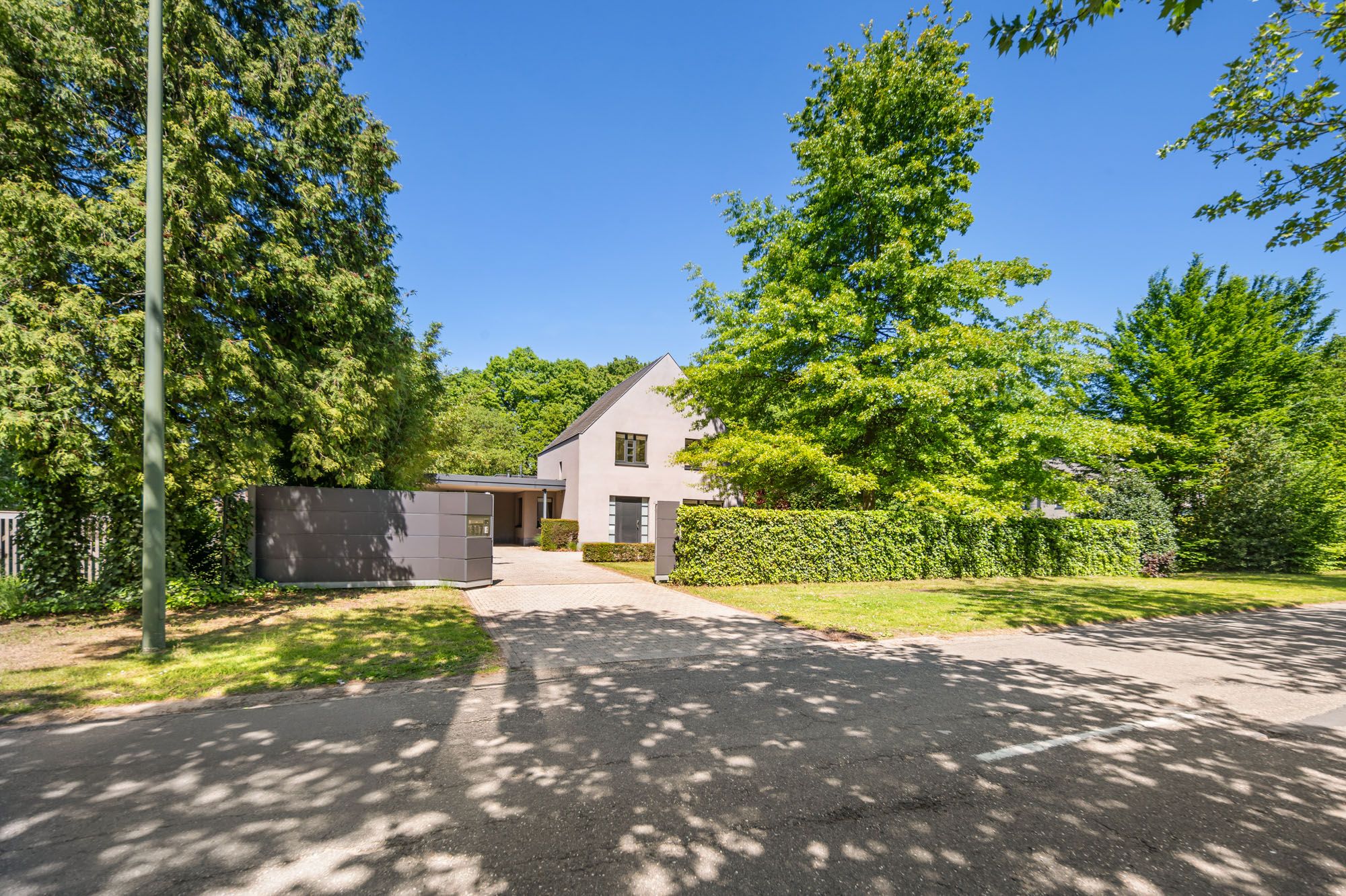 Exclusieve villa met tijdloze klasse, zwemvijver en zicht op groen te Hasselt ! foto 2