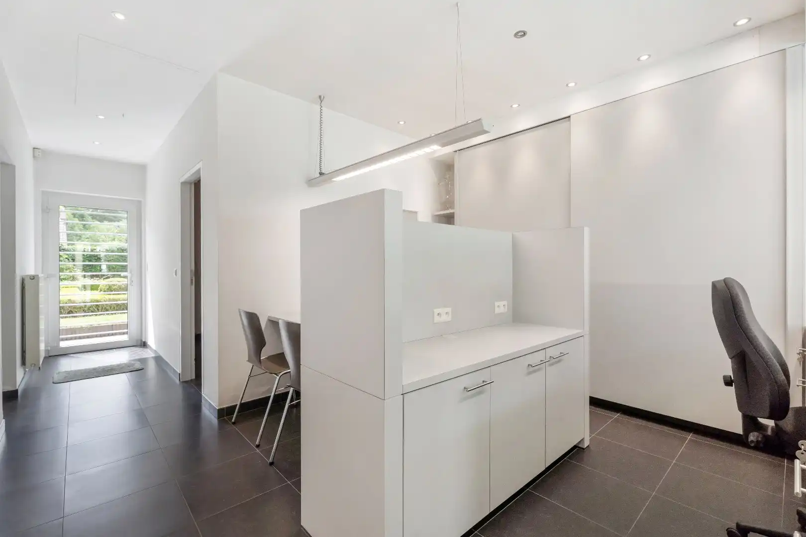 Centraal gelegen handels(woning) met garage op 369m² in Merkem! foto 8