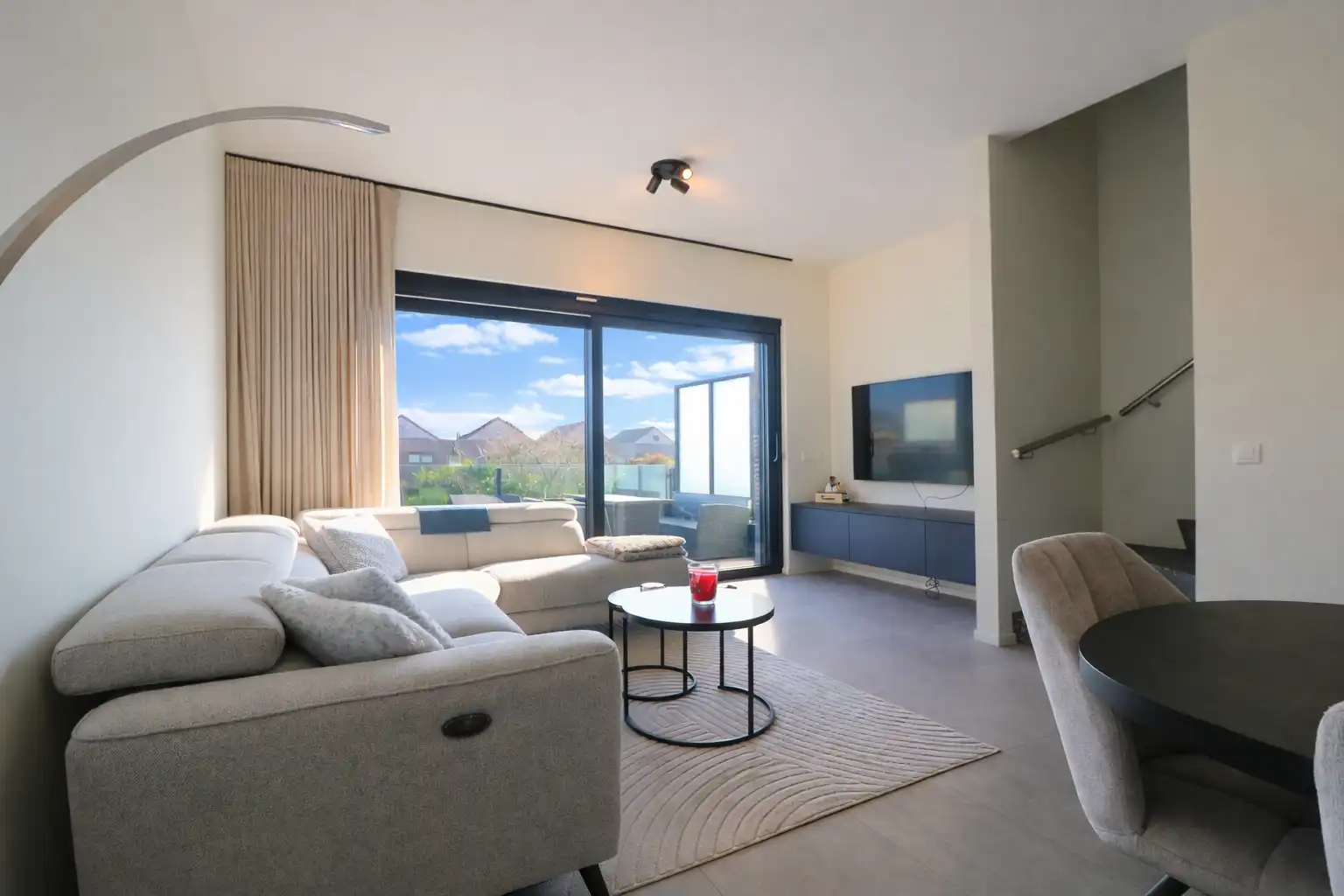 Nieuwbouw appartement met 2 zeer grote slaapkamers, terras én autostaanplaats. foto 2