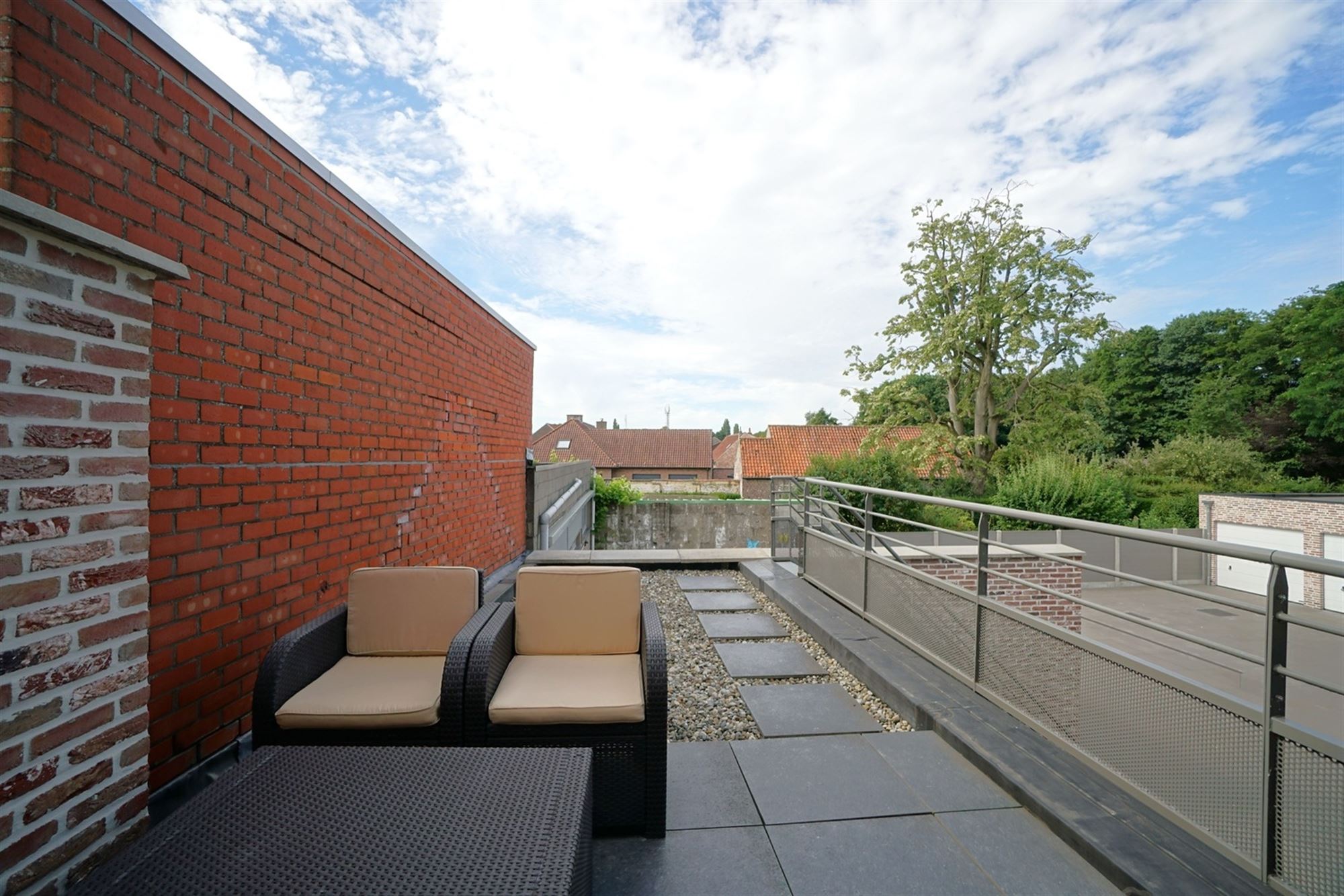 Prachtig  2-slpk appartement met lift, ruim zonnig terras en garage in centrum Oosteeklo foto 18
