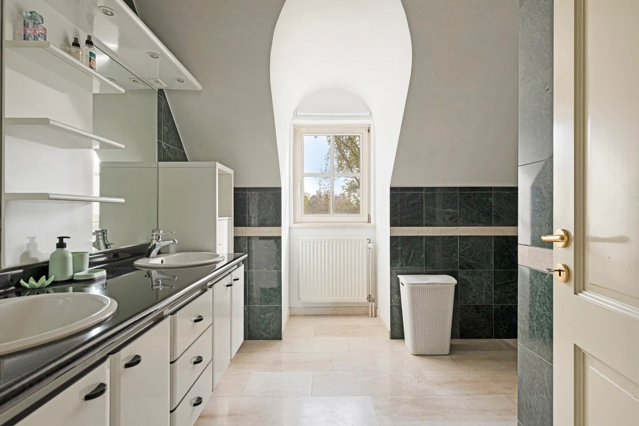 Klassevolle woning en zonnige tuin op een uitstekende ligging foto 24