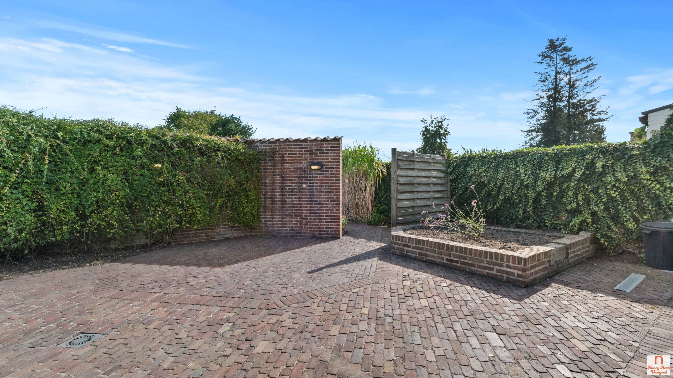 Instapklare woning met uitzonderlijk grote tuin met vijver foto 38