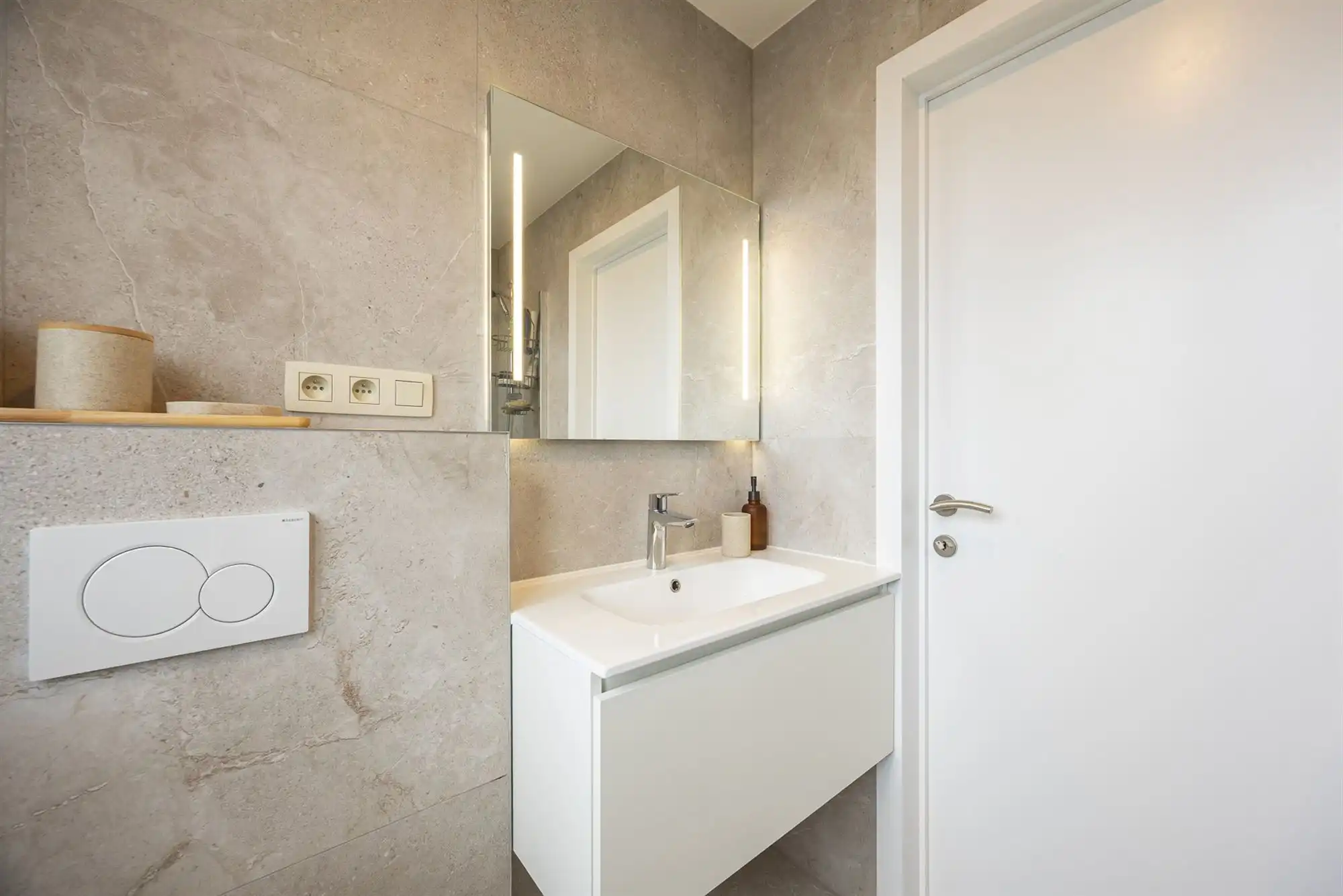 Instapklaar huis met drie slaapkamers en tuin  foto 20