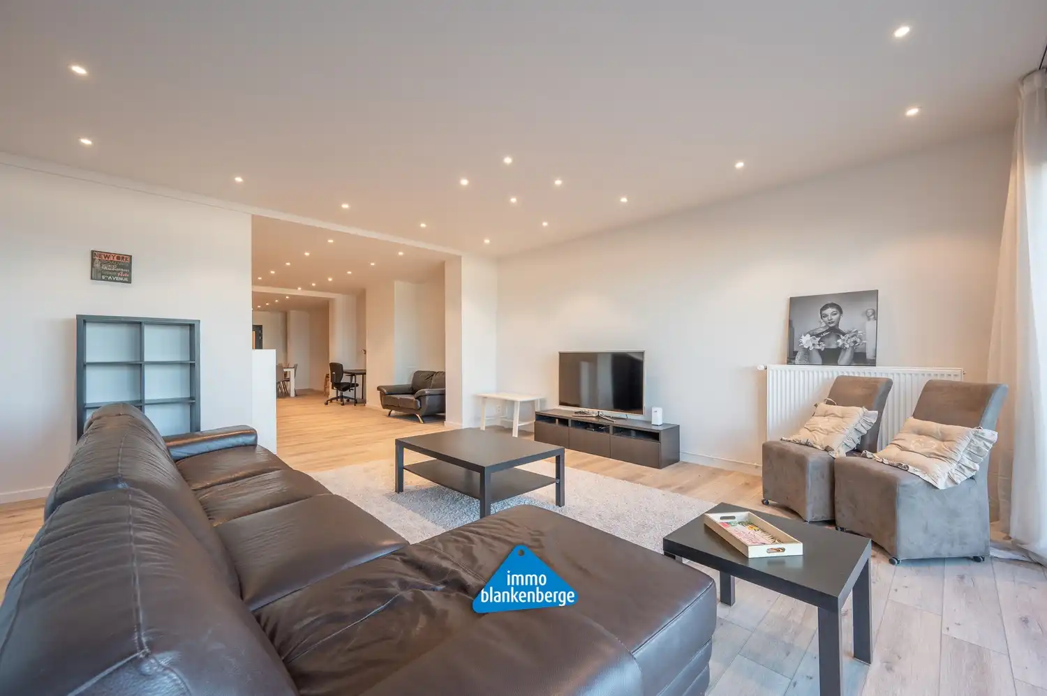 Ruim Gelijkvloers Appartement op de Zeedijk met Frontaal Zeezicht foto {{pictureIndex}}