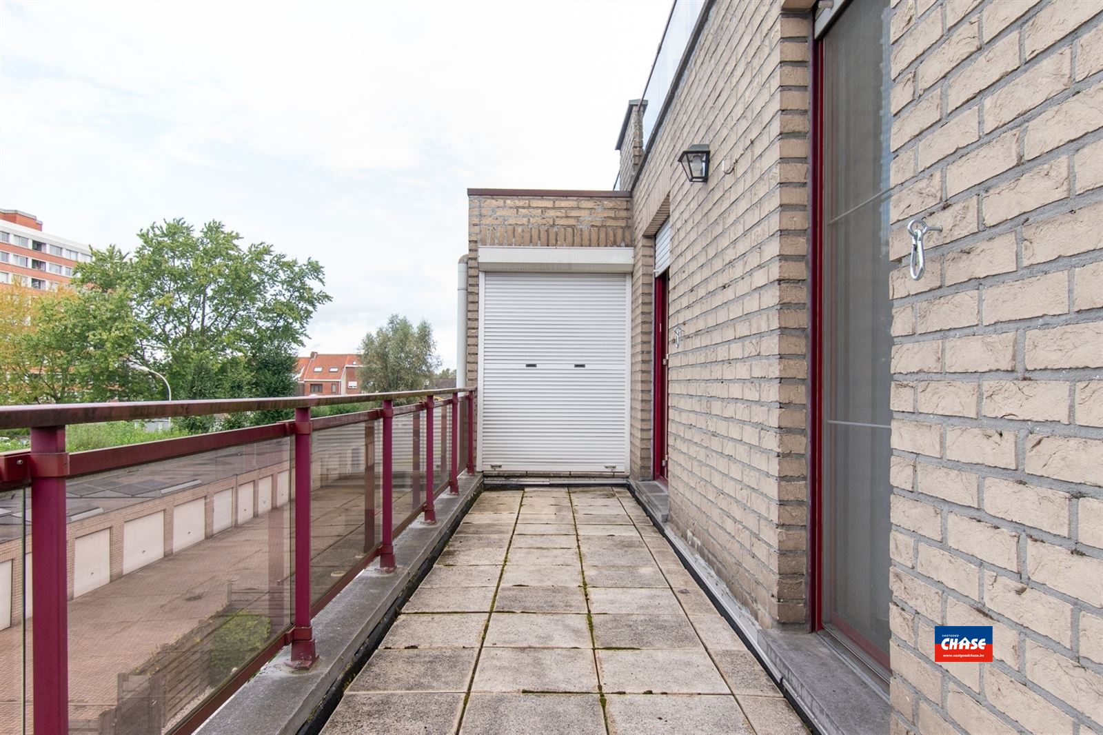 Knap appartement met twee grote slaapkamers, ruim zonnig terras en kelder foto 11