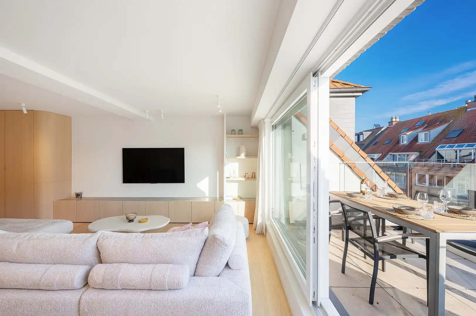 Luxueus gerenoveerd duplexappartement met drie slaapkamers. foto 5