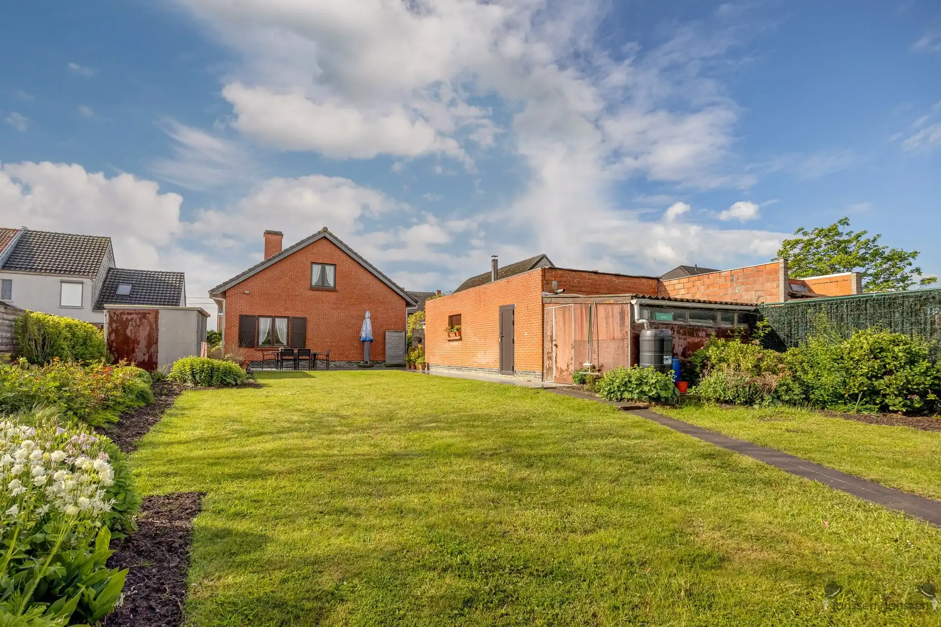 Verzorgde woning met grote tuin foto 10