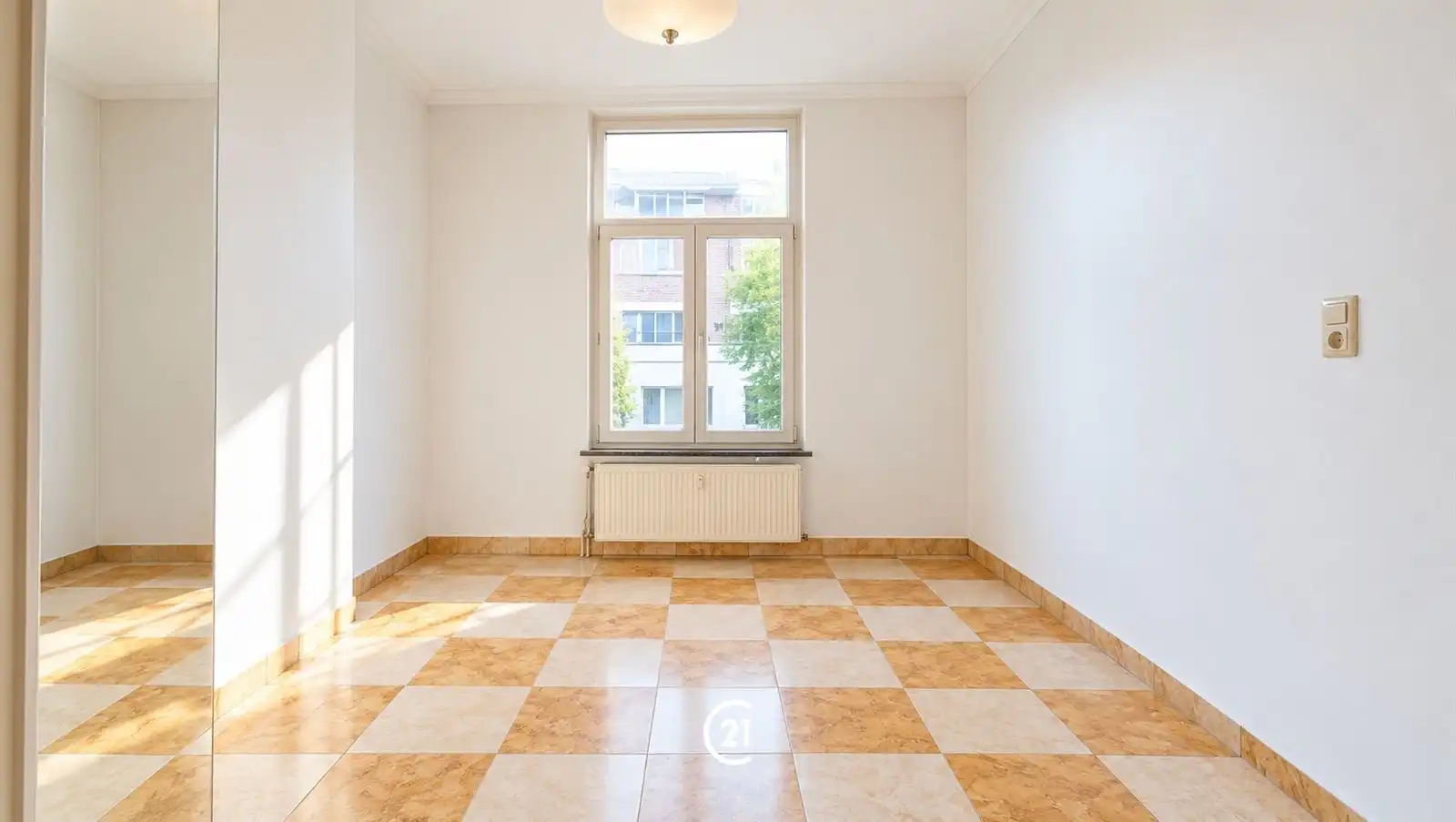 Huis met achtergebouw en groot terras foto 16