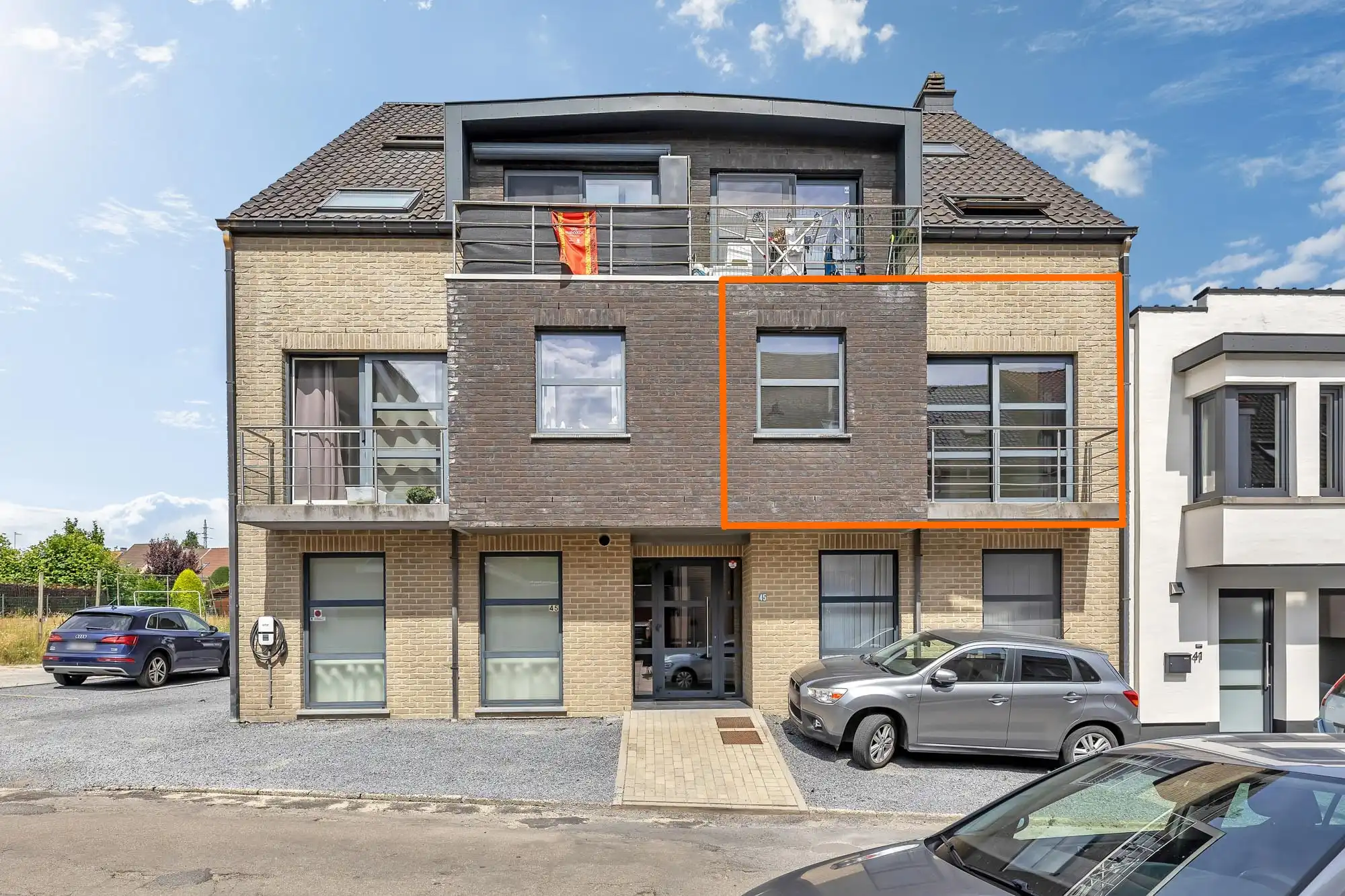 Ruim, instapklaar appartement met terras en autostaanplaats foto {{pictureIndex}}