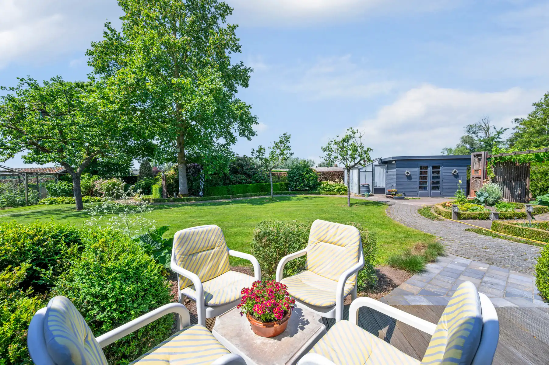 Ruime open bebouwing met prachtige tuin  foto 24