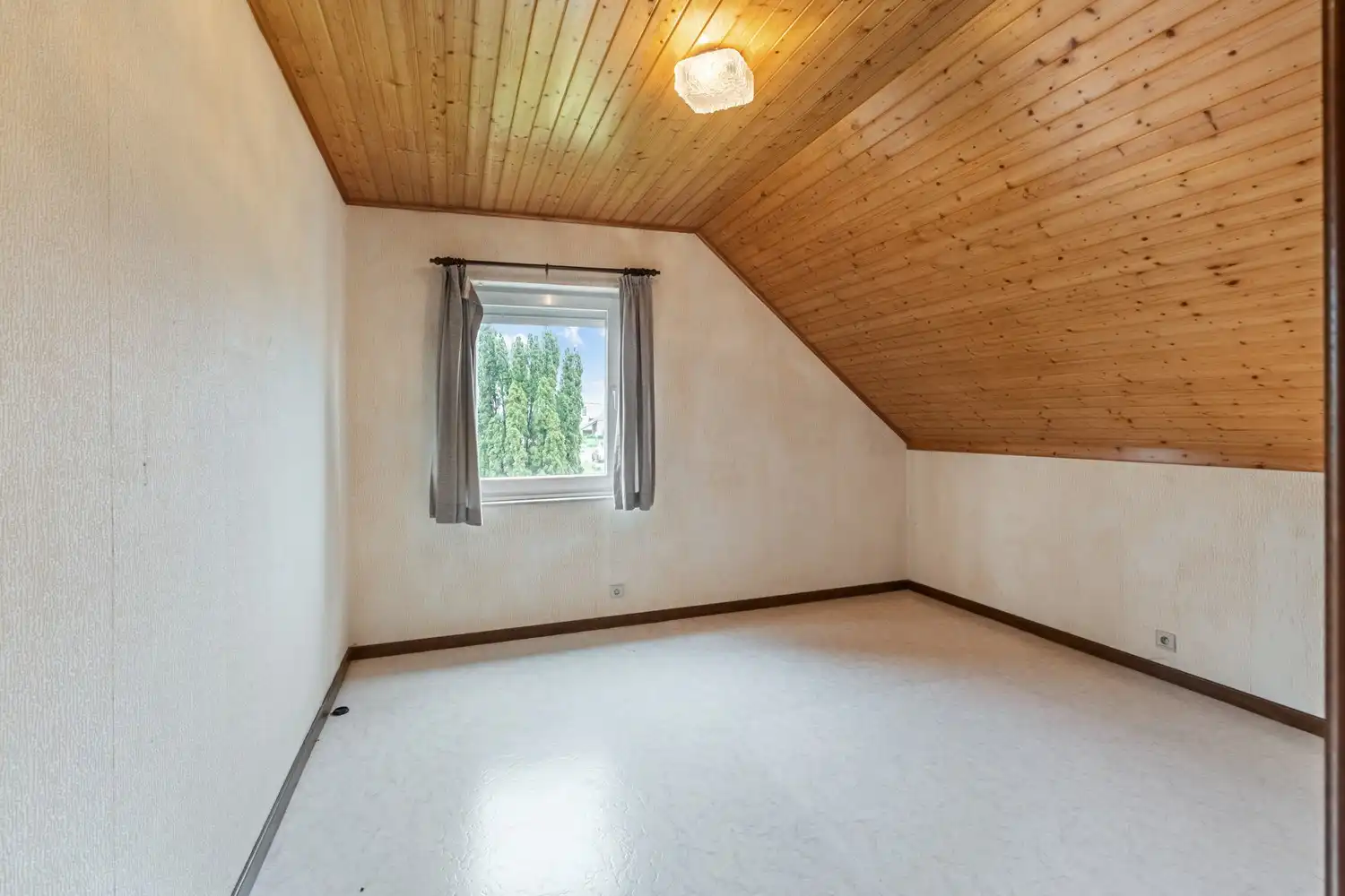 Te renoveren woning met vier slaapkamers, inpandige garage en noordwest georiënteerde tuin op een perceel van 6 are 78 ca te Begijnendijk ! foto 16