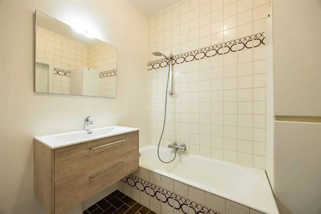 Instapklaar gelijkvloersappartement met stadskoer foto 13