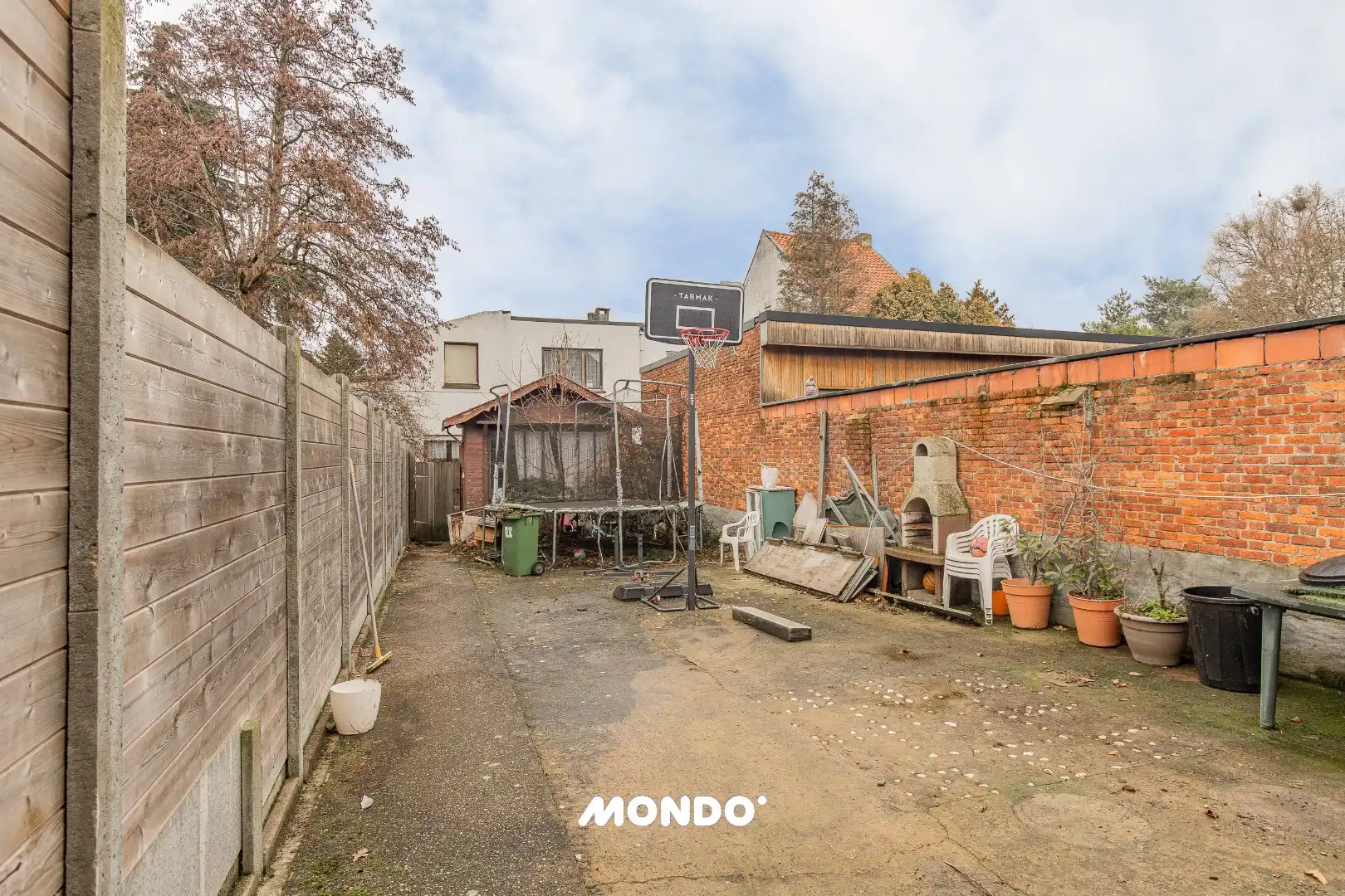 Deels gerenoveerde gezinswoning met 5 à 6 slaapkamers en tuin met achteruitweg foto 19