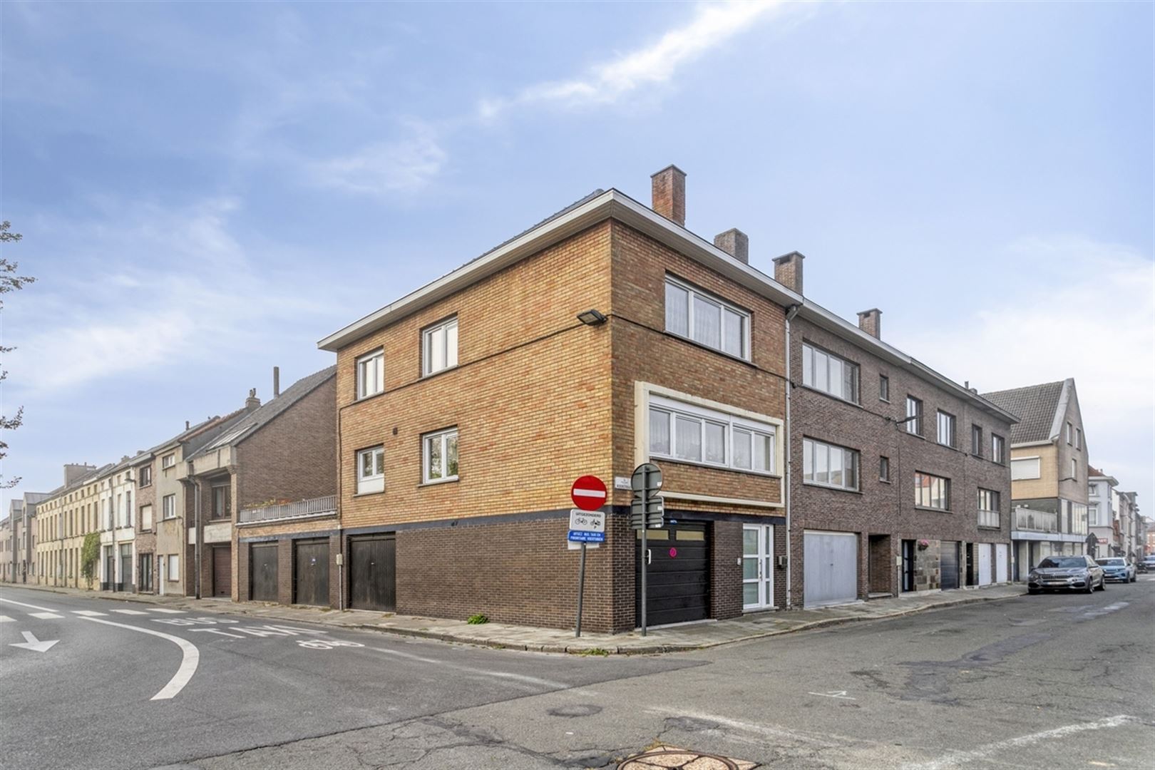Ruime hoekwoning met 3 slaapkamers, grote zolder en 4 garages. foto {{pictureIndex}}