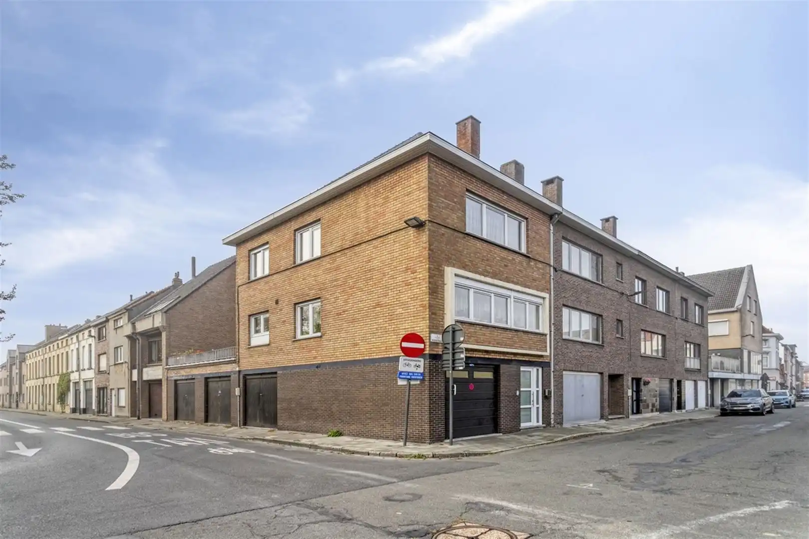 Ruime hoekwoning met 3 slaapkamers, grote zolder en 4 garages. foto {{pictureIndex}}