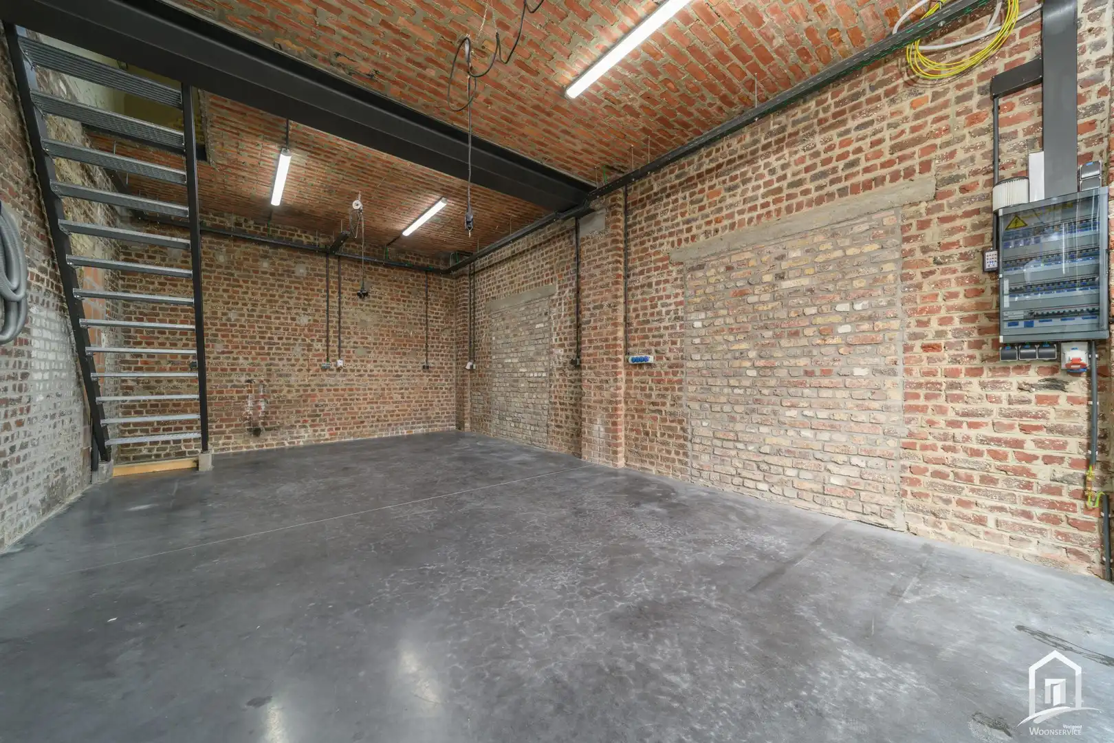 Magazijn op centrale locatie te Nieuwerkerken foto 3