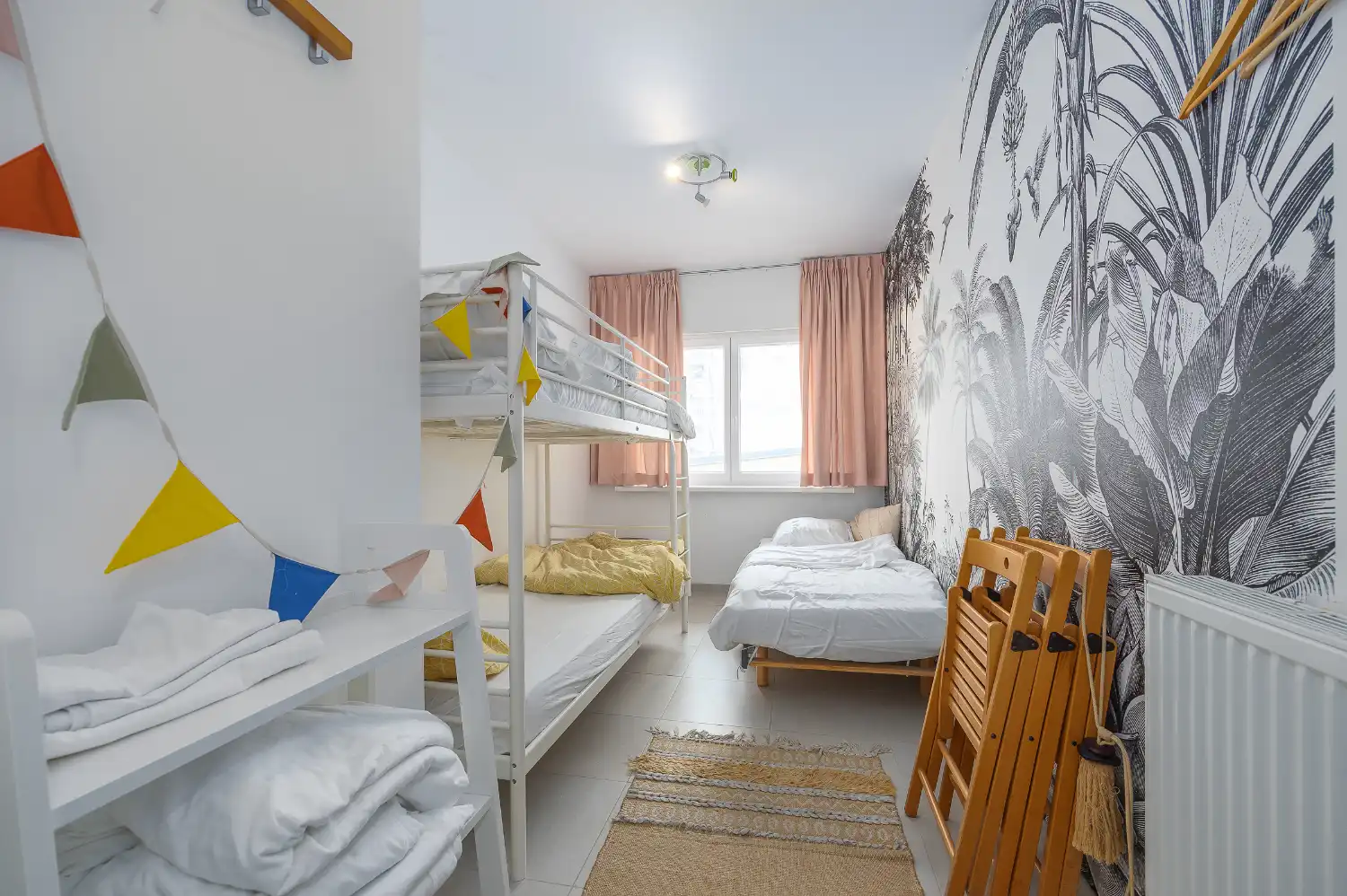 Lichtrijk 2-slaapkamer appartement op steenworp van het strand foto 14