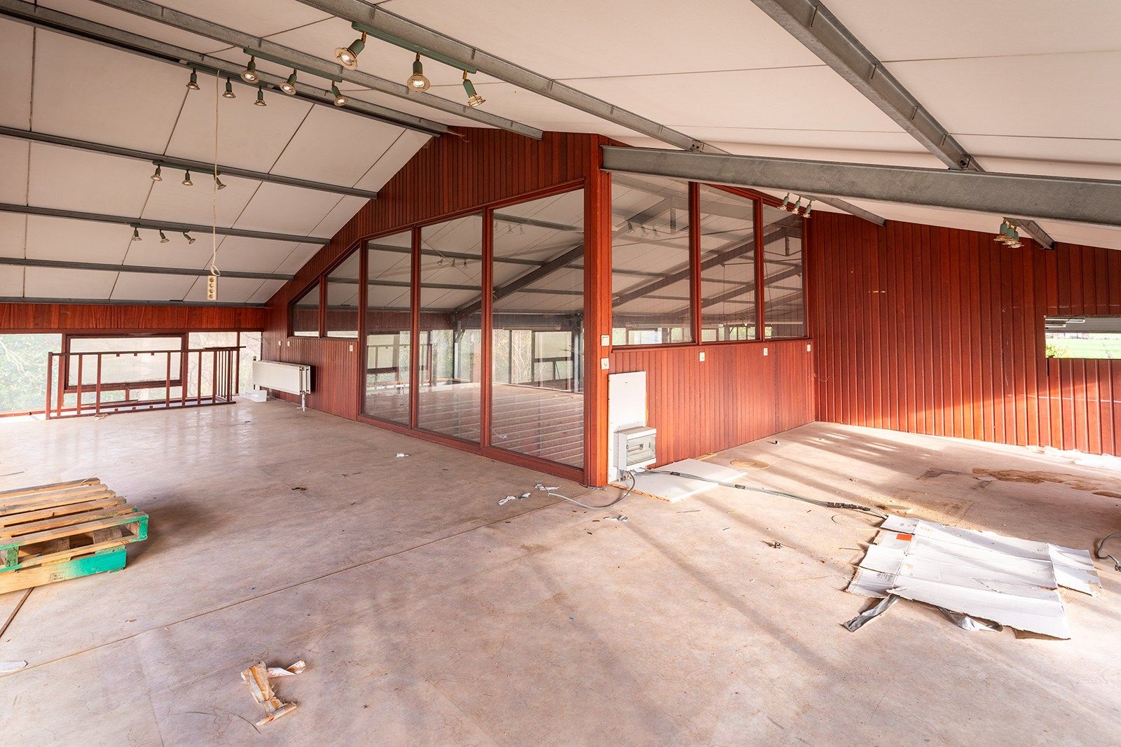 Villa met grote tuin, magazijn én weiland foto 27