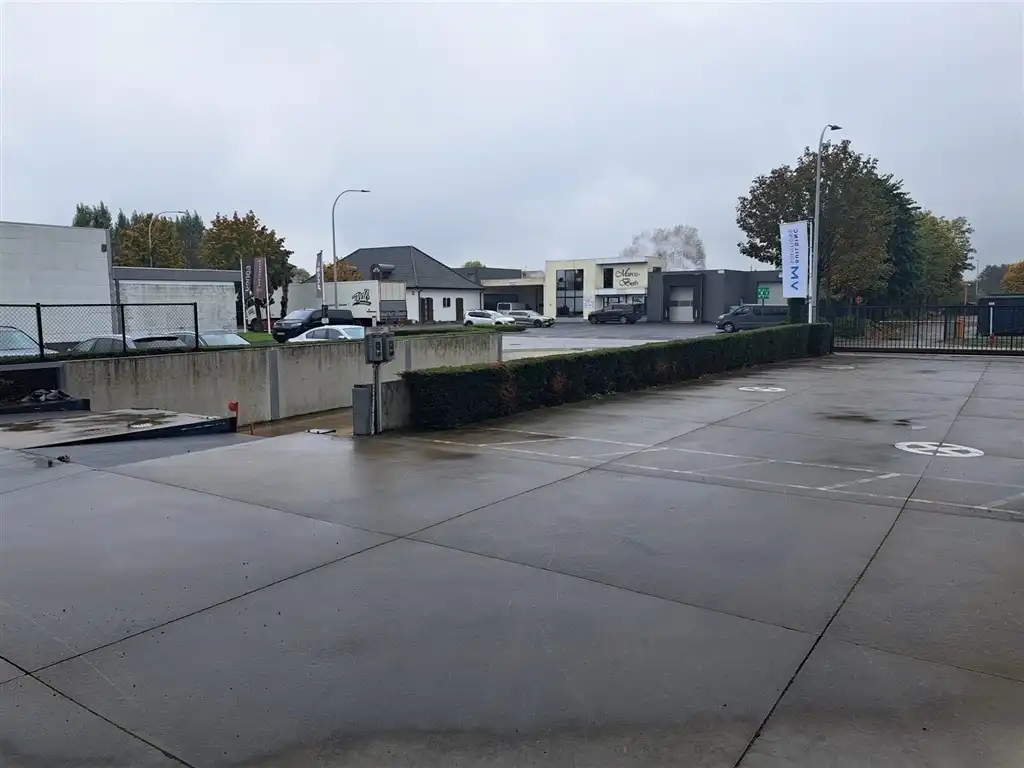 Industrieel gebouw met laadkades en privatief buitenterrein foto 3