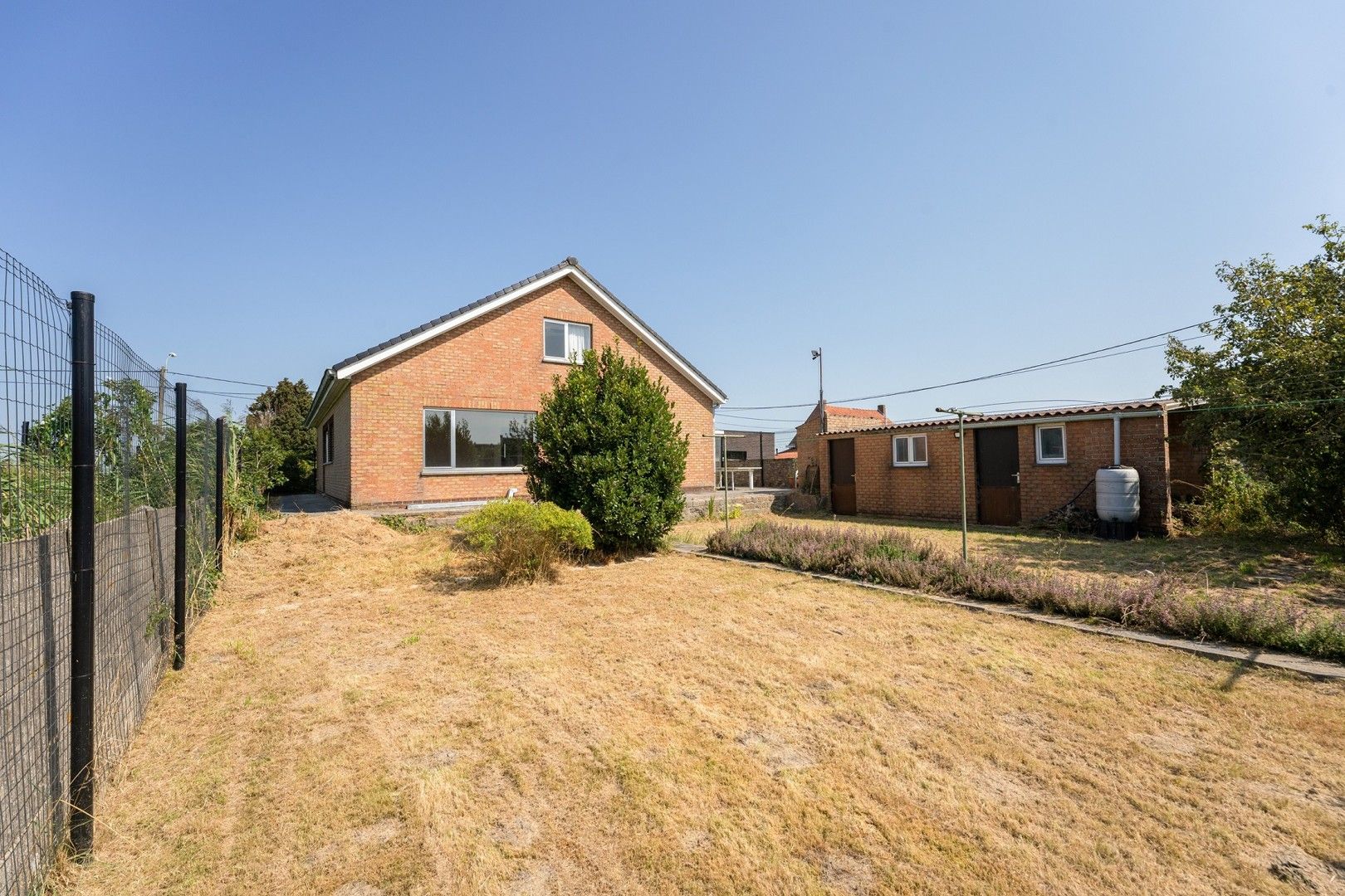 Alleenstaande villa-bungalow met garage, terras en tuin op 795 m² foto 17