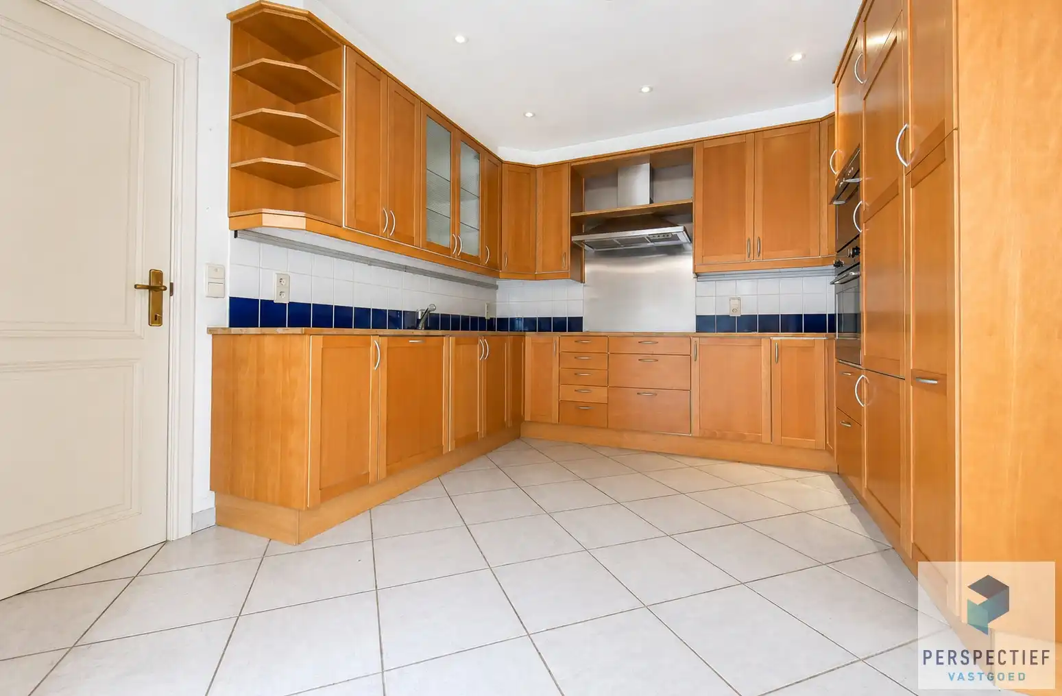 Unieke villa met dubbele garage en opslagplaats/ loods in rustige omgeving foto 10