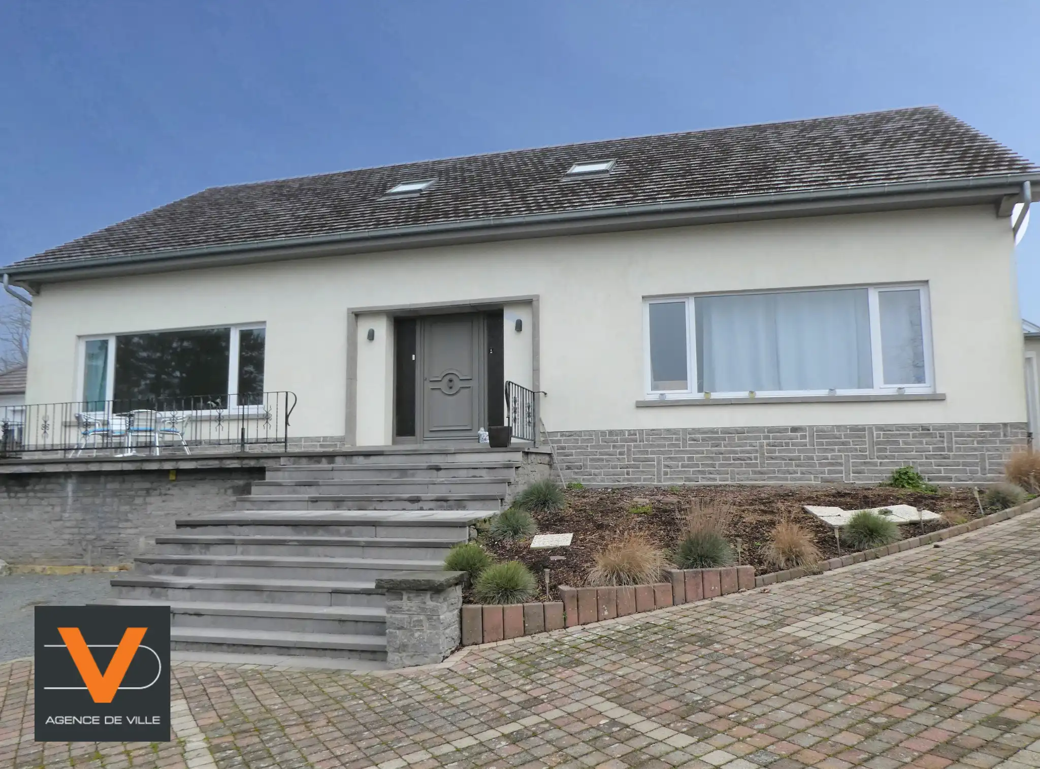 Prachtige koppelwoning met zonnig terras van 16m² en 2 autostaanplaatsen. Veel lichtinval door de grote ramen. foto 24