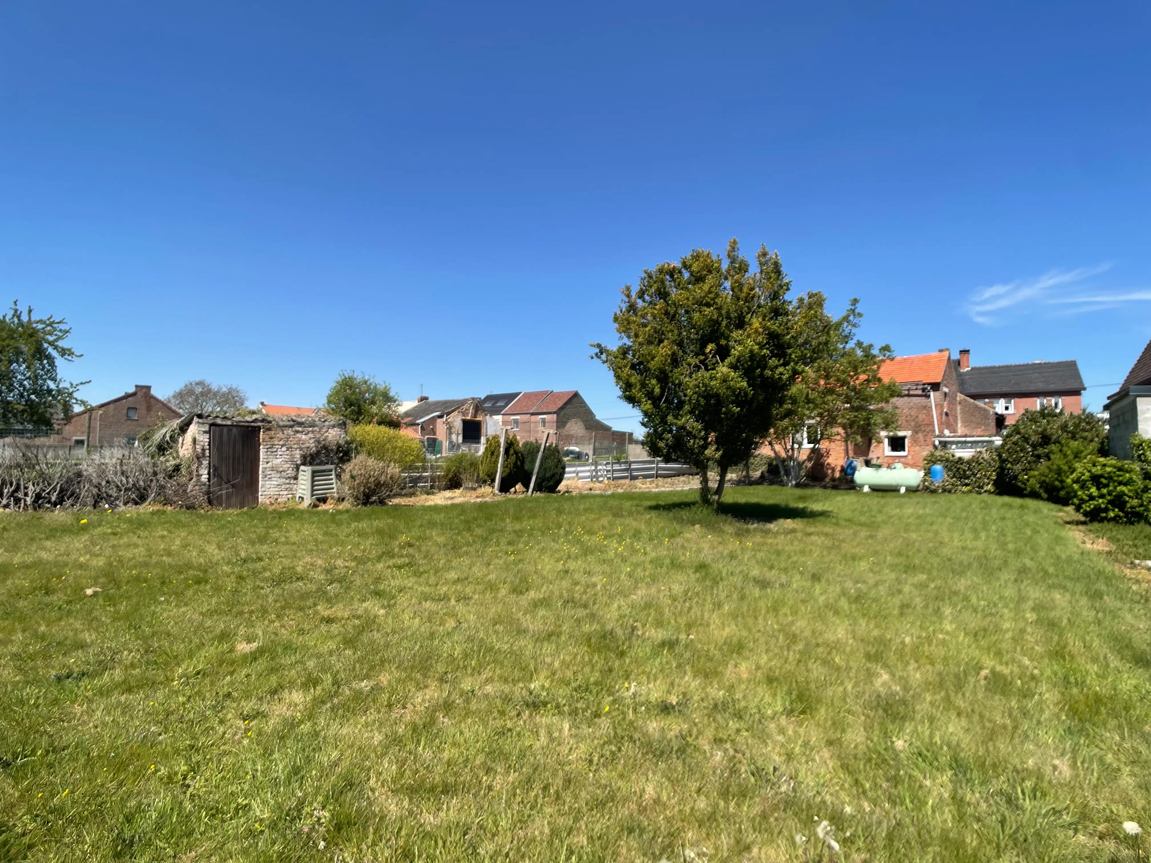 Deze te renoveren woning te Gingelom is gelegen op een mooi perceel van 8are75ca. foto 5