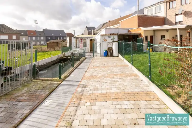 Ideale starterswoning met ruime aangename tuin foto 3