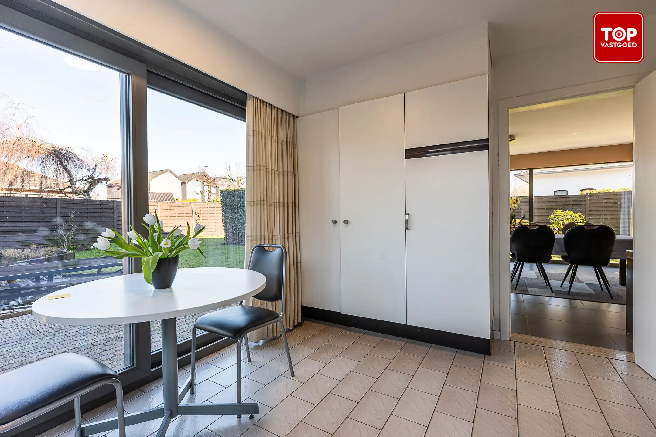 Ruime villa met 4 slaapkamers, dubbele garage en zonnige tuin rondom foto 9