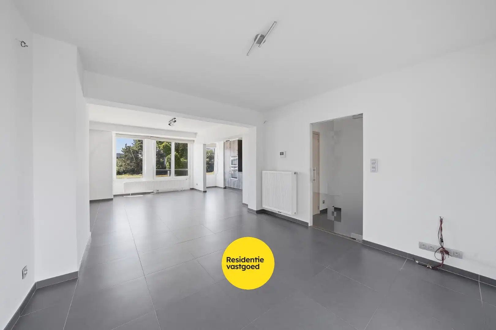 Volledig gerenoveerde bel-étage met 2 slaapkamers en ruime garage te Oostende foto 2
