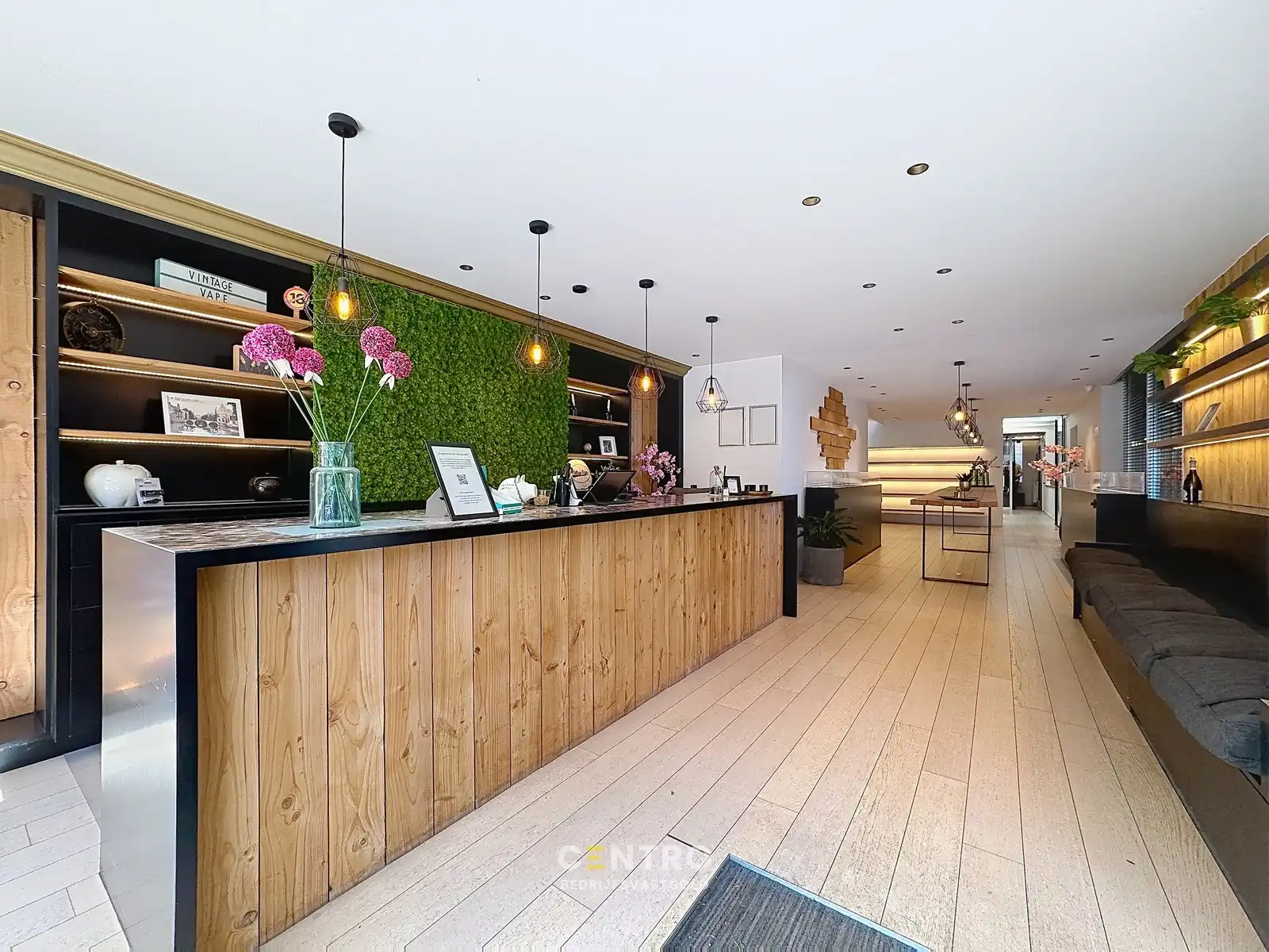 Instapklaar HANDELSPAND te koop met MAGAZIJN (stockage of parkeerplaatsen) en ruim APPARTEMENT (3 slpkms) langs dé Maalse Steenweg te Brugge (Sint-Kruis) foto 4