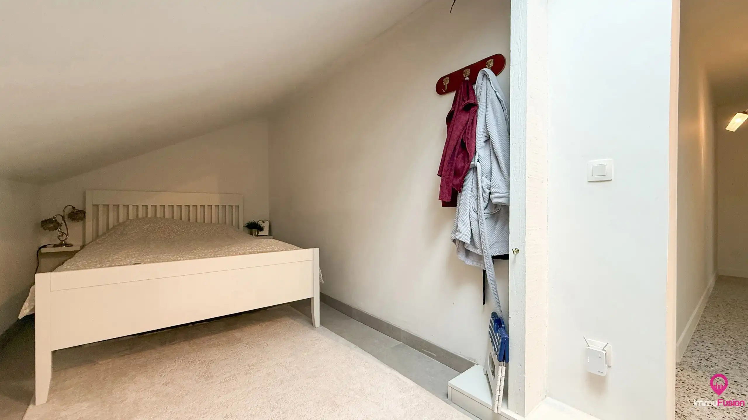 Ruime gerenoveerde gezinswoning met 4 slaapkamers op perceel foto 47