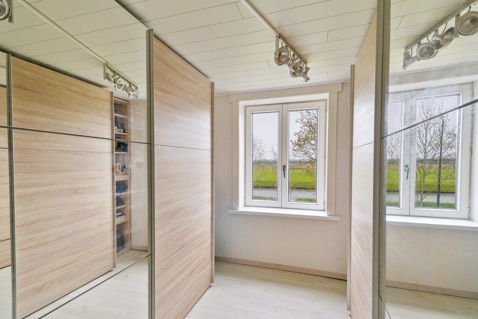 Unieke ruime woning langs het kanaal Plassendale - Nieuwpoort foto 15