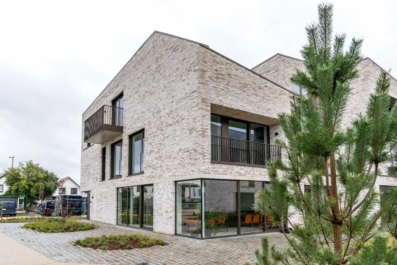 Exclusieve nieuwbouwwoning in autovrije verkaveling nabij het centrum van Knokke-Heist foto {{pictureIndex}}