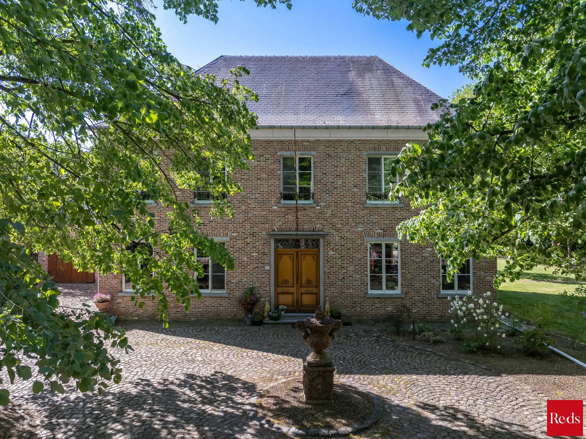Hoofdfoto van de publicatie: Karaktervolle villa op ruim perceel