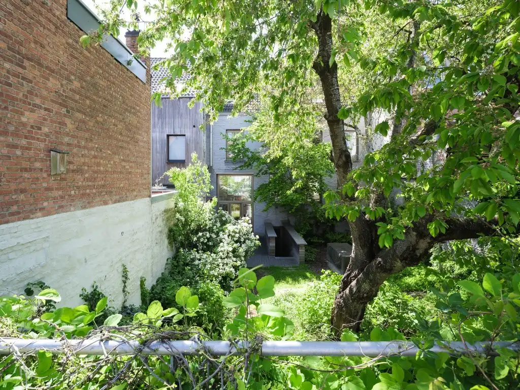 Een bijzondere woning die zich onderscheidt door haar architectuur, ruimtelijkheid en unieke tuin. foto 20