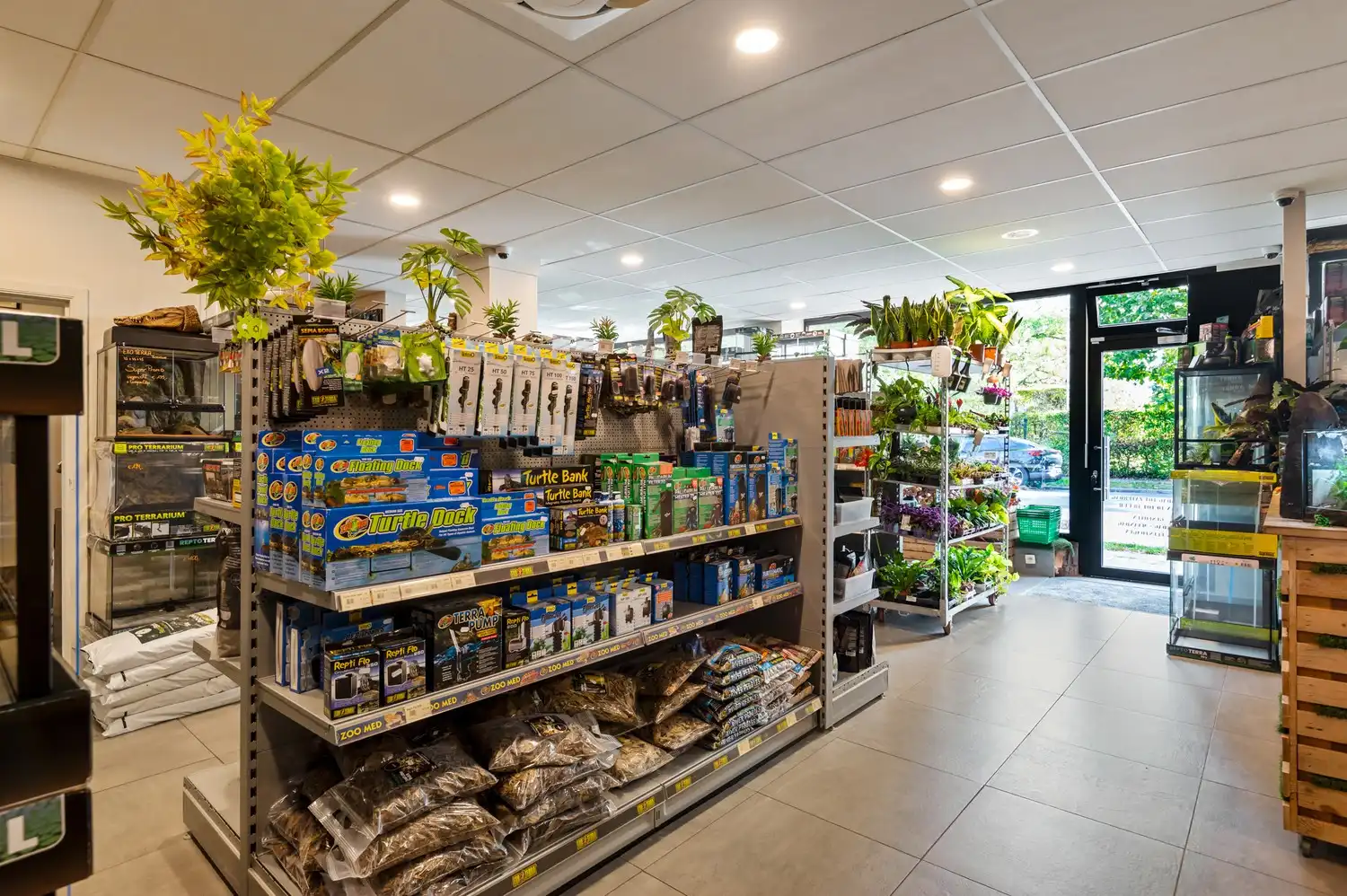 Ruim handelsgelijkvloers (208 m²) met brede etalage en buitenruimte (72 m²) in Kontich foto 6