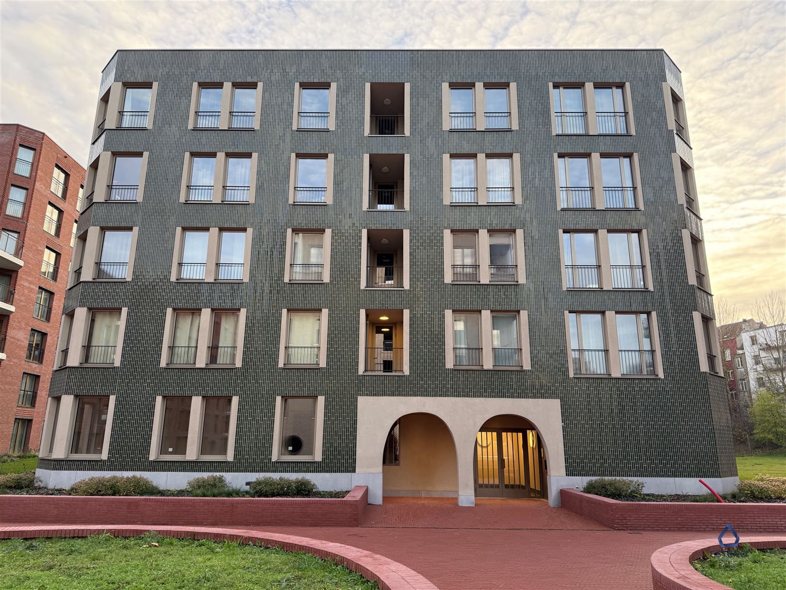 Modern nieuwbouwappt 2-SLK met terras te Tour & Taxis foto {{pictureIndex}}