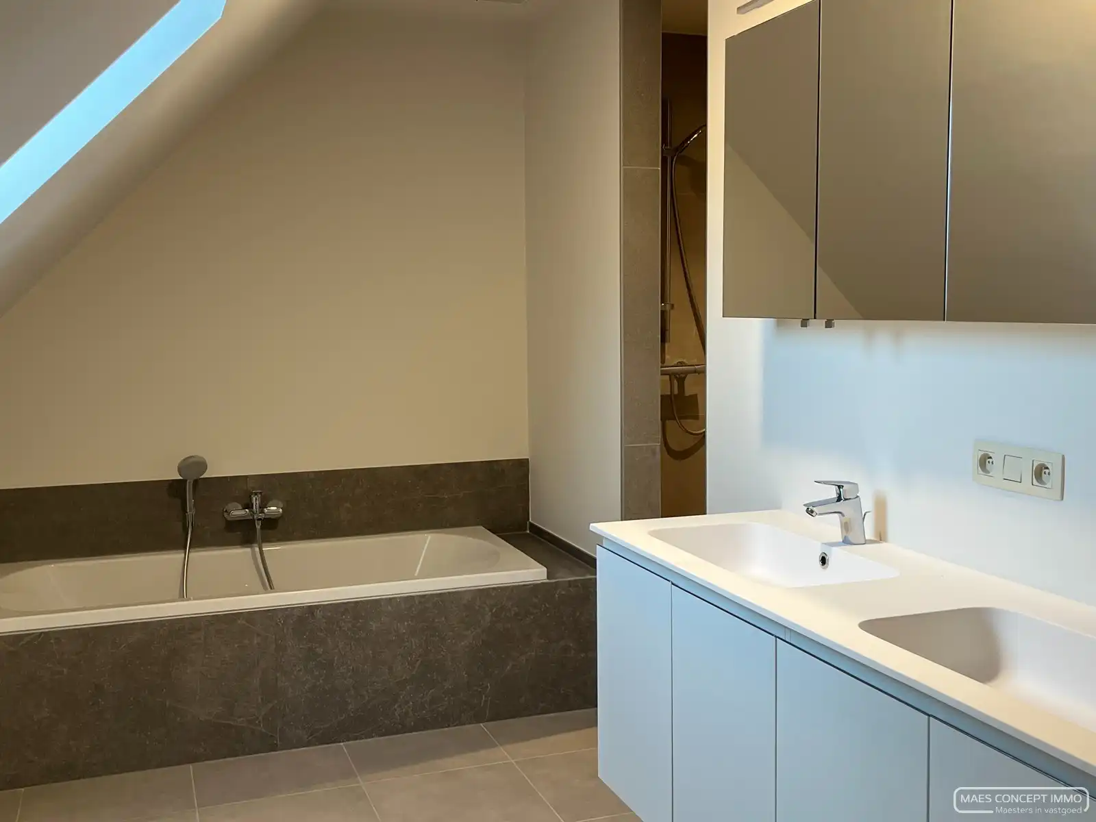 Ruime nieuwbouwwoning  te huur in Anzegem met tuin en garage foto 14