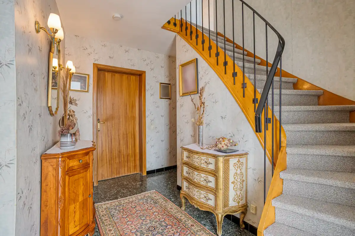 Te verfraaien woning - ruime tuin en garage foto 3