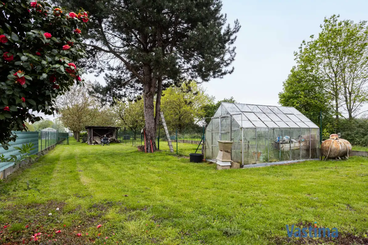 Ruime halfopen bungalow met grote kelder, 3 slaapkamers en zonnige tuin foto 34