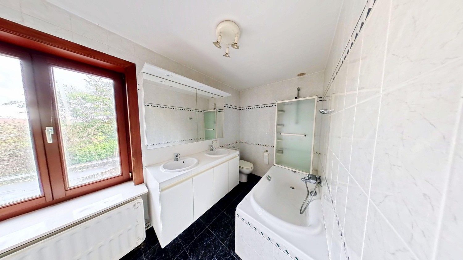 🏡 Te koop: te renoveren ruime villa met loods – unieke opportuniteit in Elst! foto 14